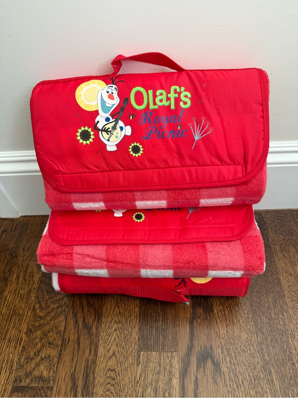 Olaf's Royal Picnic Foldable Red Picnic Blanket Set